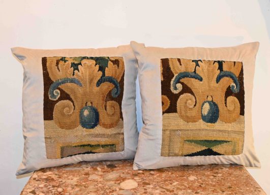 Charmante Paire de Coussin en Tapisserie Flandres XVII ème siecle - 45x45 - N° 1336
