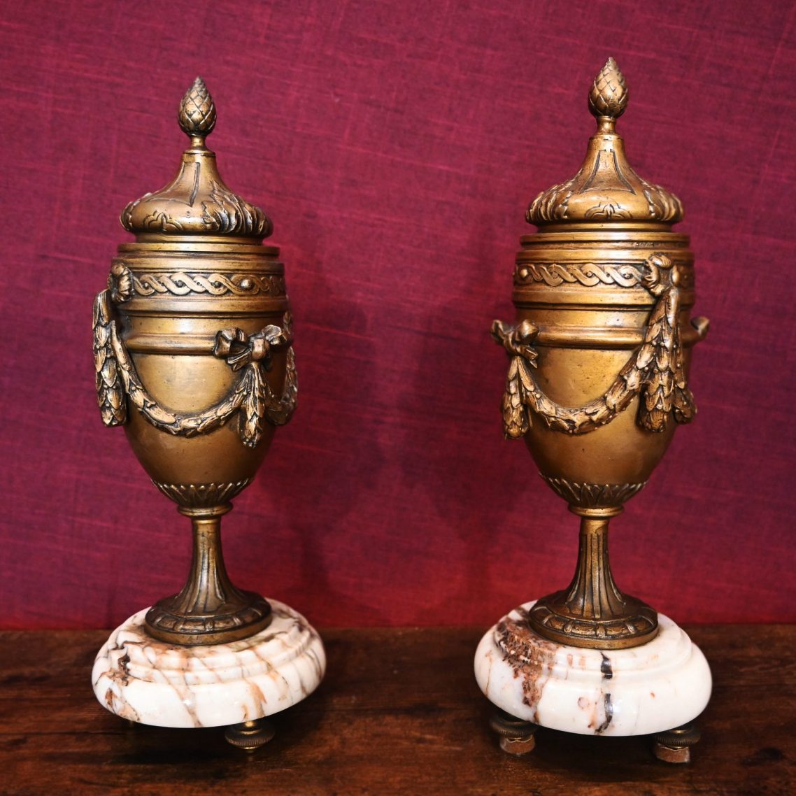 Achat Vente Cassolettes en bronze sur socle en marbre - A PARIS Achat Vente Cassolettes en bronze sur socle en marbre - A PARIS