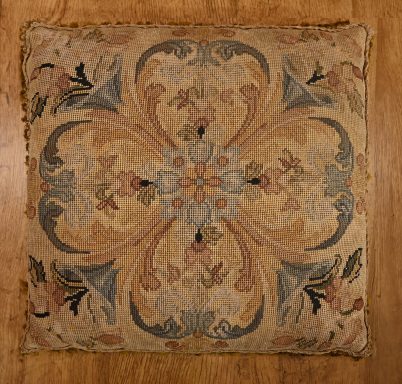 Coussin en Tapisserie Petit-Point de 19e.s - 45x44 - N° 1316
